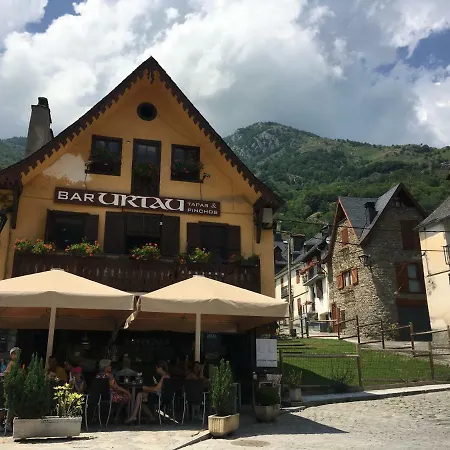 Luchon Holidays, Parking, Wifi, Balcon, Cave, T3 8 Personnes Apartment *