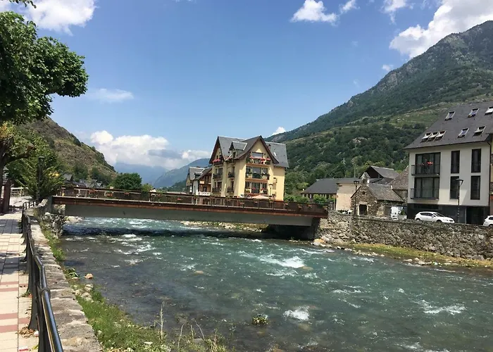 Luchon Holidays, Parking, Wifi, Balcon, Cave, T3 8 Personnes