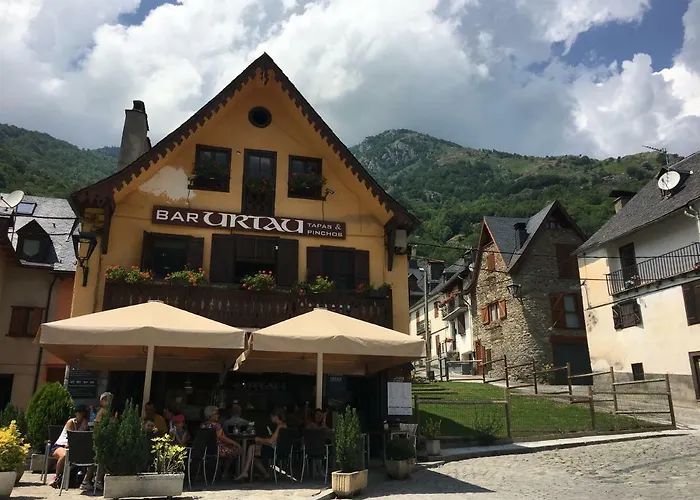 Luchon Holidays, Parking, Wifi, Balcon, Cave, T3 8 Personnes Appartement *